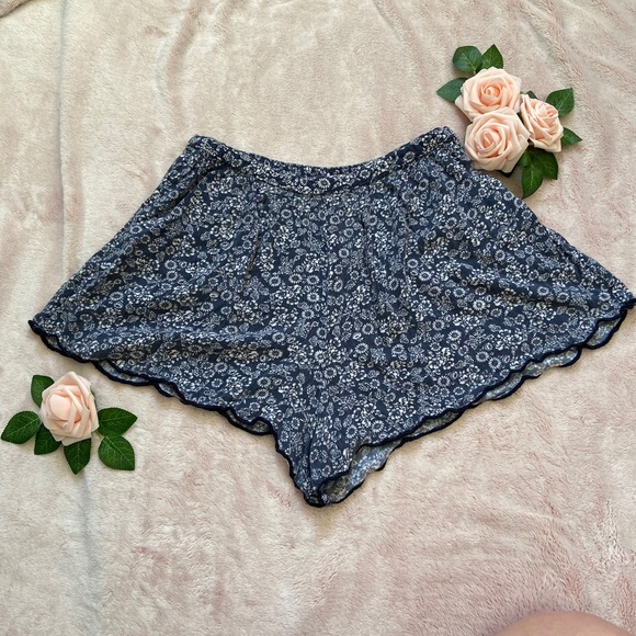 ✨ 2/$35 A&F floral flowy shorts - Picture 2 of 3